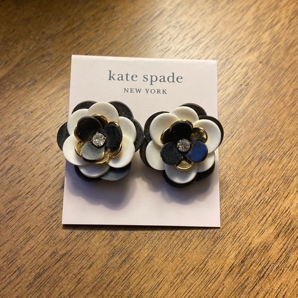 Kate Spade ear rings! 🖤🤍
